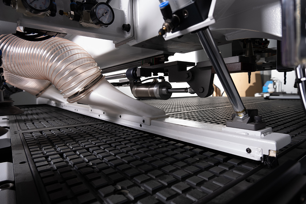 Workpiece pusher with table cleaning