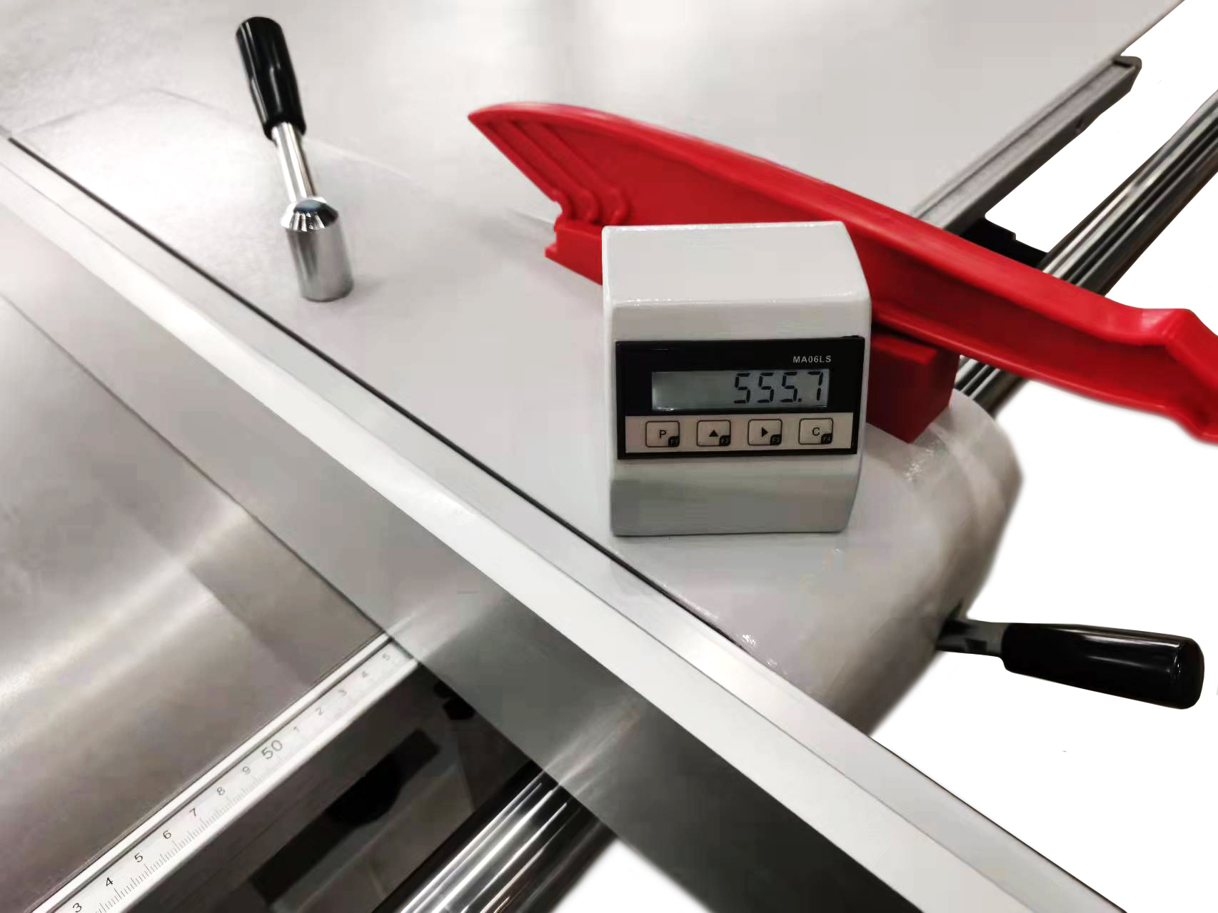 Longitudinal stop with pusher