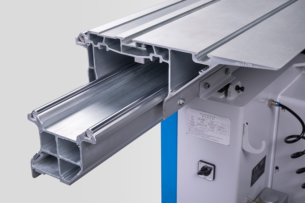 Durable roller carriage