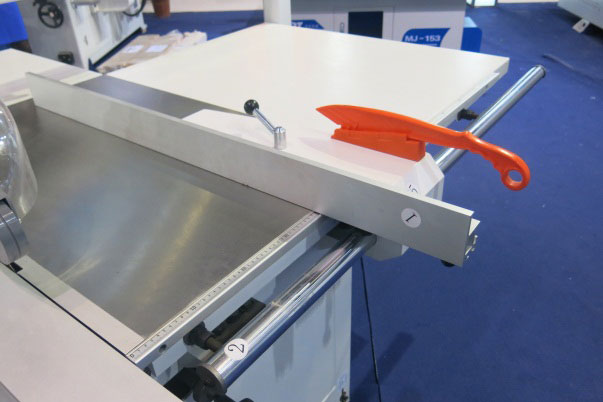 Продольный упор с толкателем