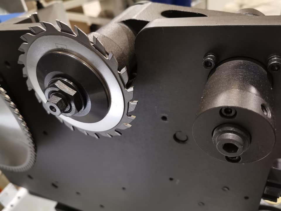 Setting the scoring saw