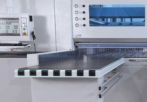 Velký hlavní stůl