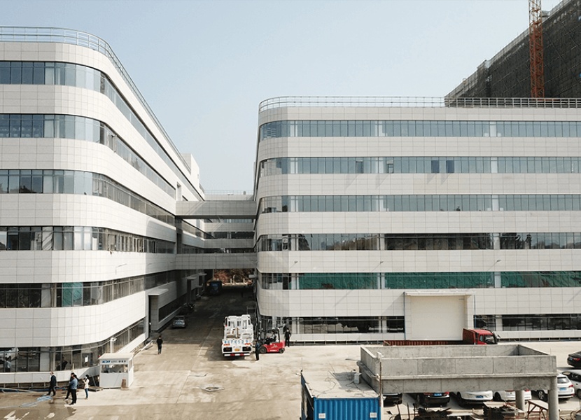 цехи заводу поблизу