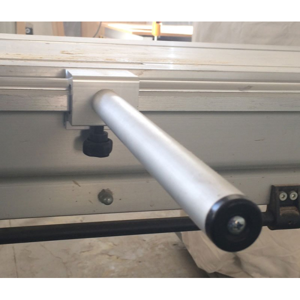 Side handle carriage of sliding table saw