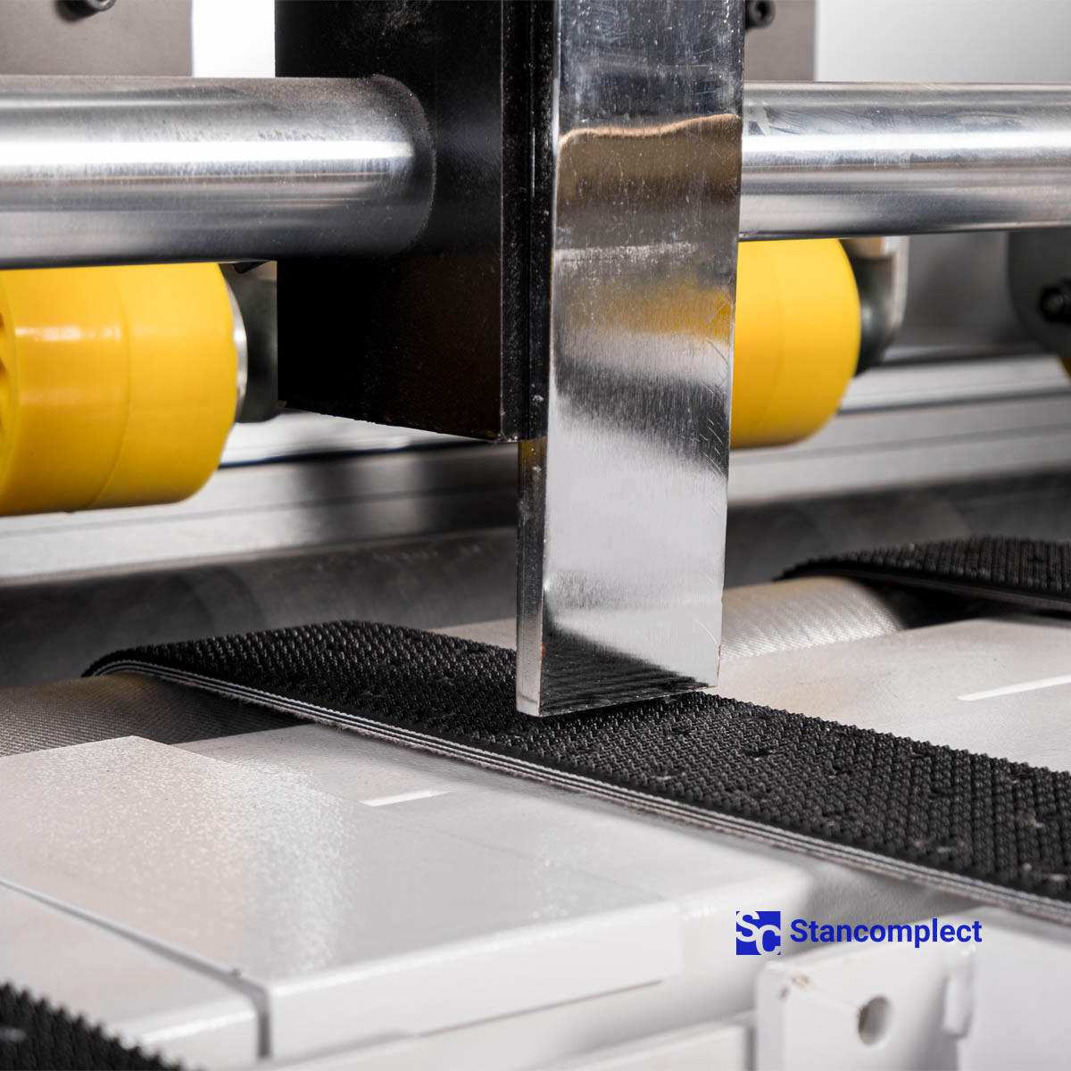 Automatický stroj na výrobu kartonových krabic KDT WG8C1H1W1-Z1R1D6 pro ploché listy vlnité lepenky, nekonečnou vlnitou lepenku a dvouvrstvou vlnitou lepenku v rolích