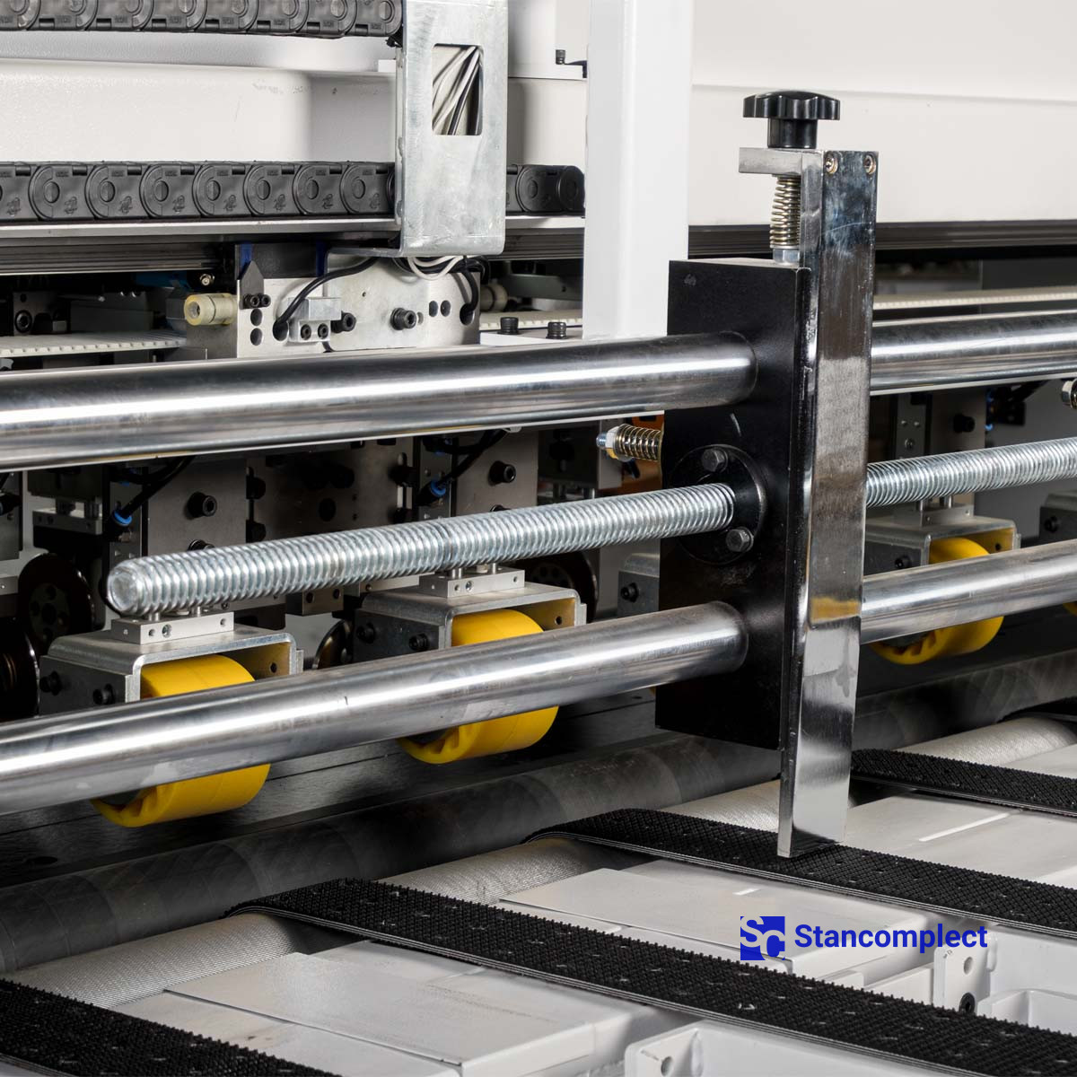 Automatický stroj na výrobu kartonových krabic KDT WG8C1H1W1-Z1R1D6 pro ploché listy vlnité lepenky, nekonečnou vlnitou lepenku a dvouvrstvou vlnitou lepenku v rolích