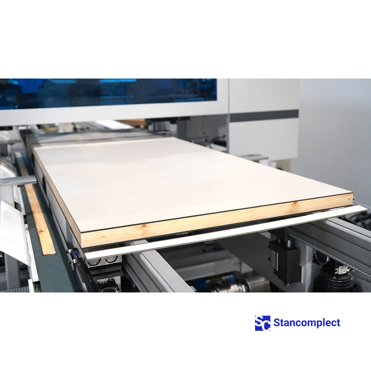 CNC čtyřstranná řezačka panelů KHM-550B