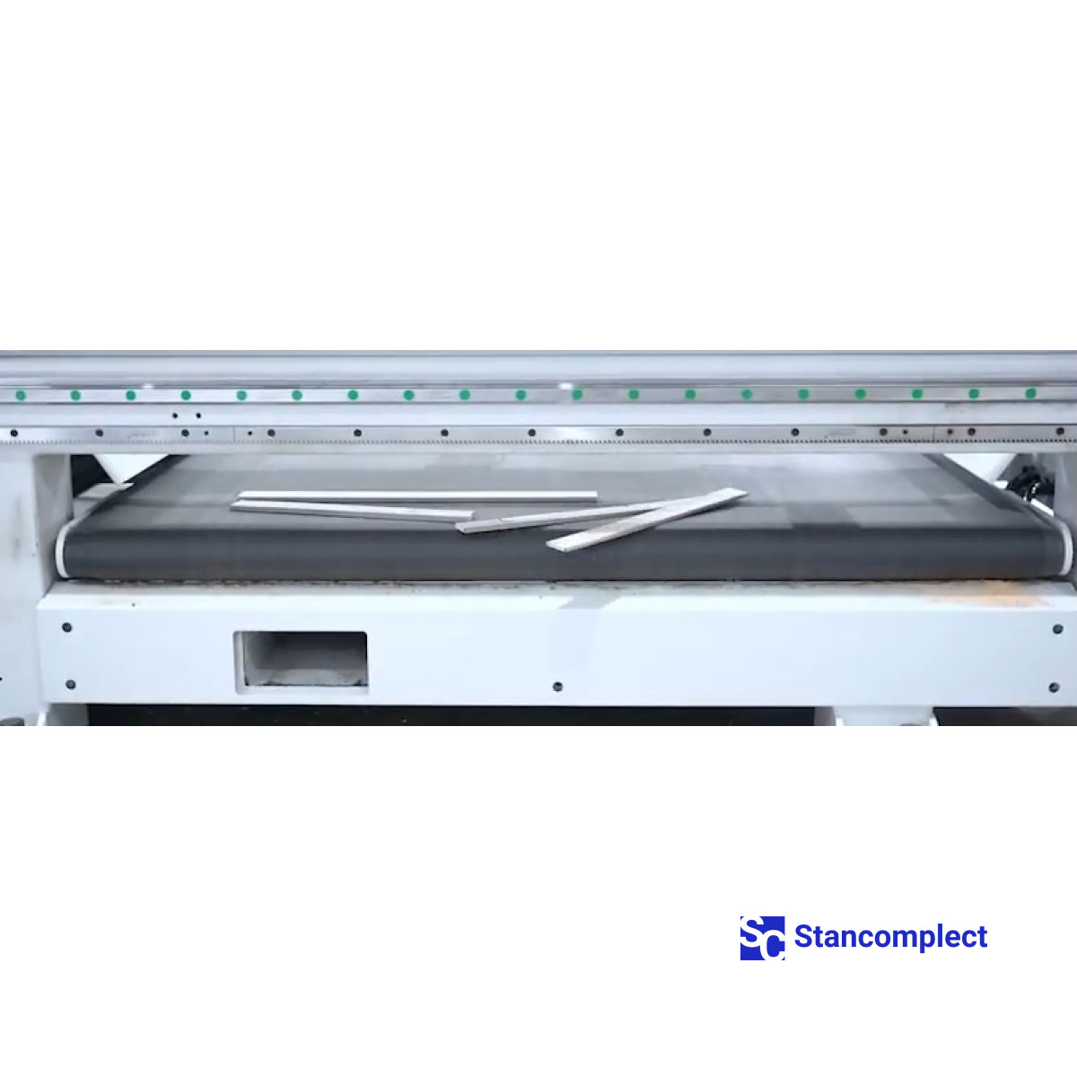 CNC obráběcí centrum KDT KHM-680 pro formátování a frézování dveřních křídel