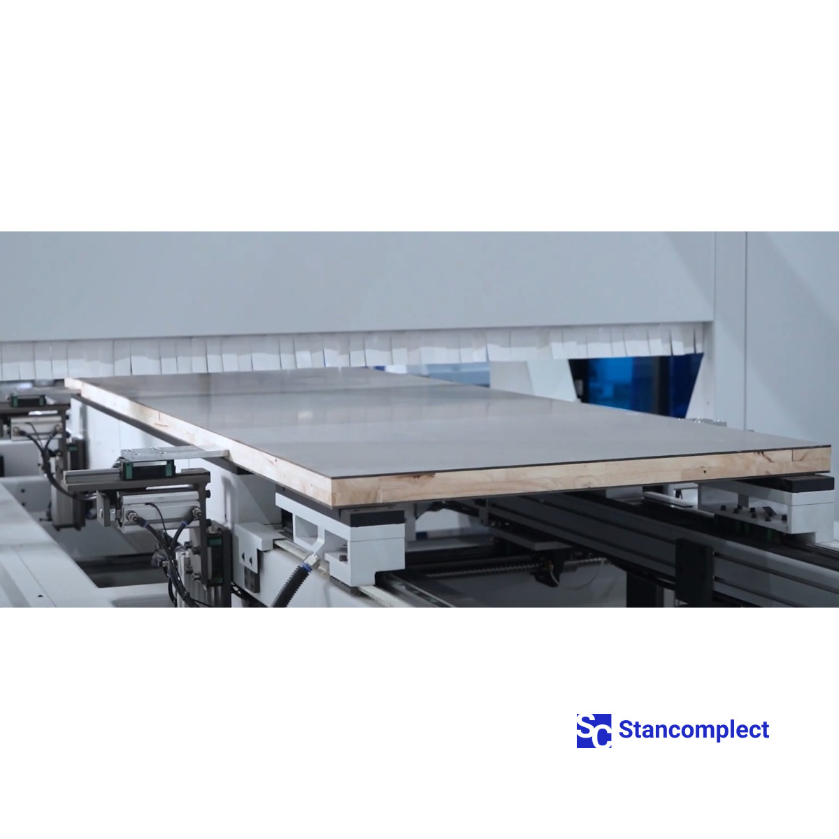 CNC obráběcí centrum KDT KHM-680 pro formátování a frézování dveřních křídel