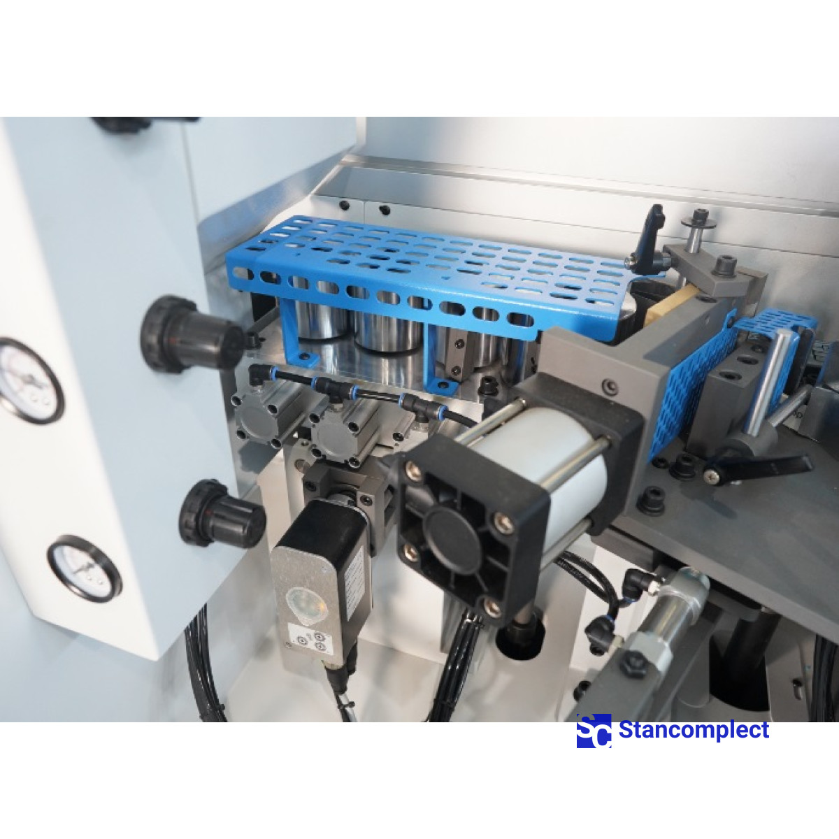 Vysokorychlostní olepovačka hran KDT KE-520GHT s drážkovací jednotkou a nastavením serva