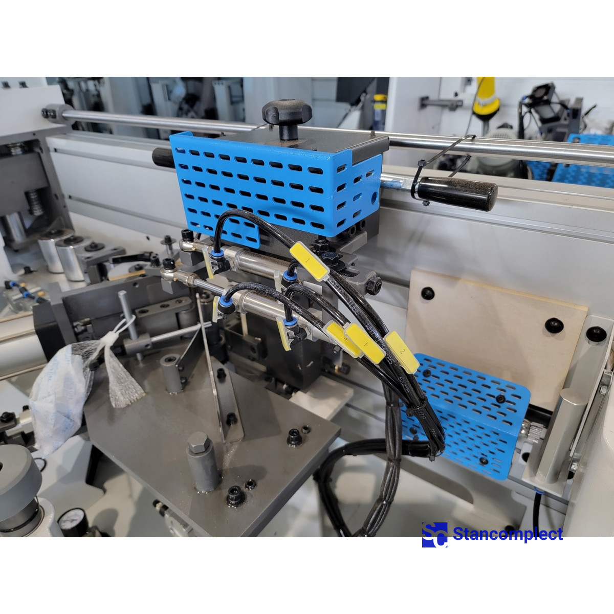 Edge banding machine KDT KE-665JSMA with a contouring unit, jointing and pneumatic reconfiguration of units