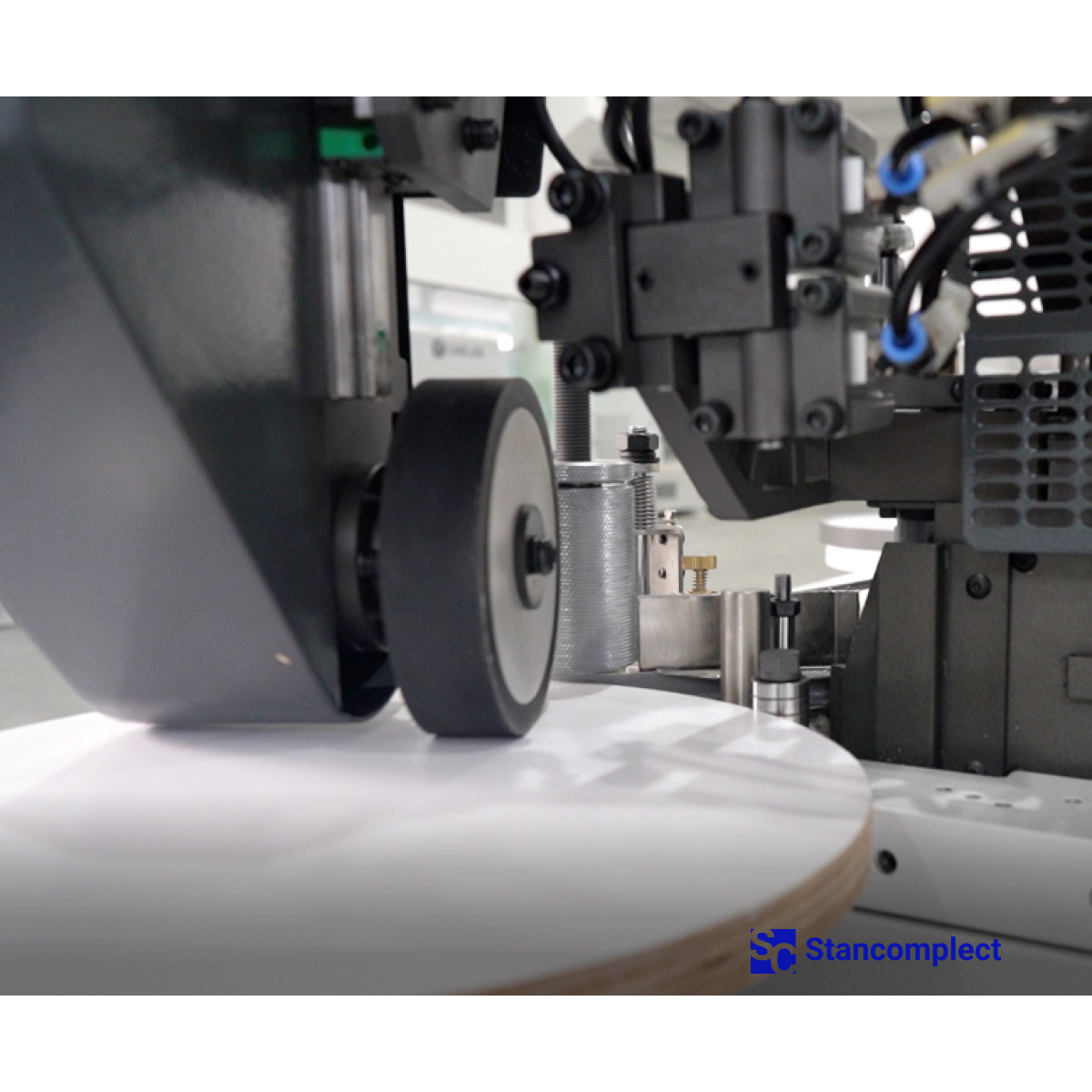 Curvilinear edge banding machine KDT-305MC with milling unit and vacuum clamping of the workpiece for PUR/EVA adhesive