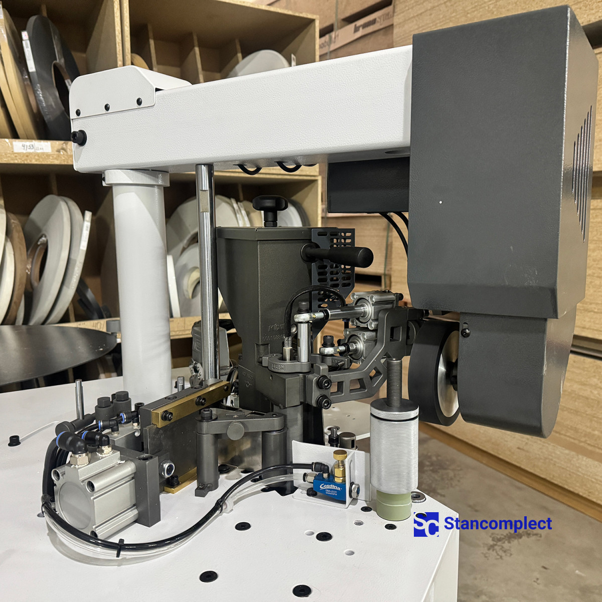 Curvilinear edge banding machine KDT-305MC with milling unit and vacuum clamping of the workpiece for PUR/EVA adhesive