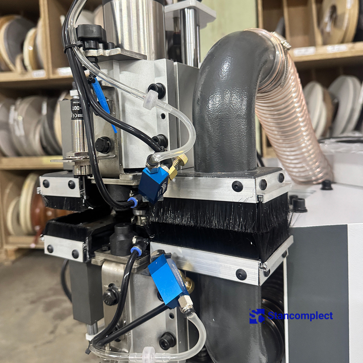 Curvilinear edge banding machine KDT-305MC with milling unit and vacuum clamping of the workpiece for PUR/EVA adhesive