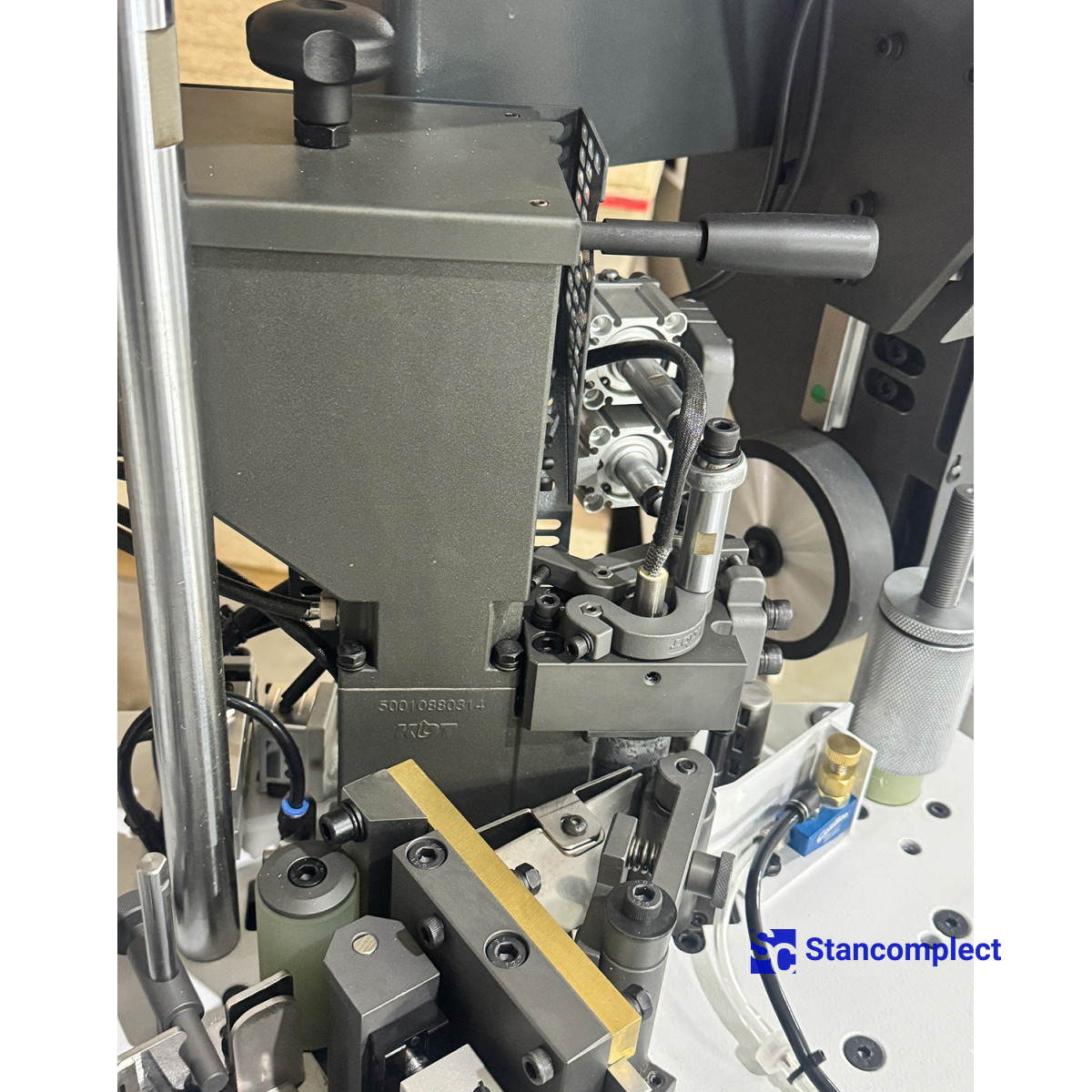 Curvilinear edge banding machine KDT-305MC with milling unit and vacuum clamping of the workpiece for PUR/EVA adhesive