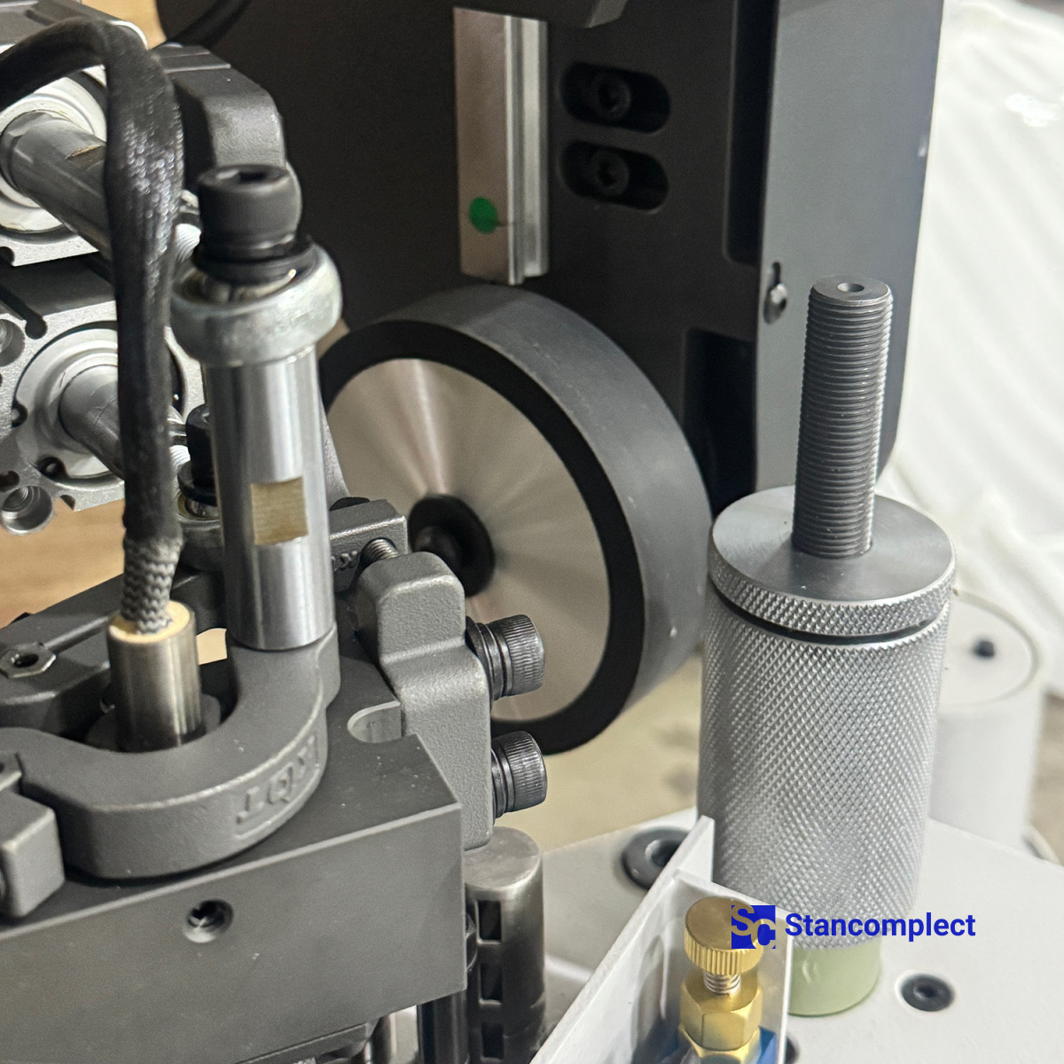 Curvilinear edge banding machine KDT-305MC with milling unit and vacuum clamping of the workpiece for PUR/EVA adhesive