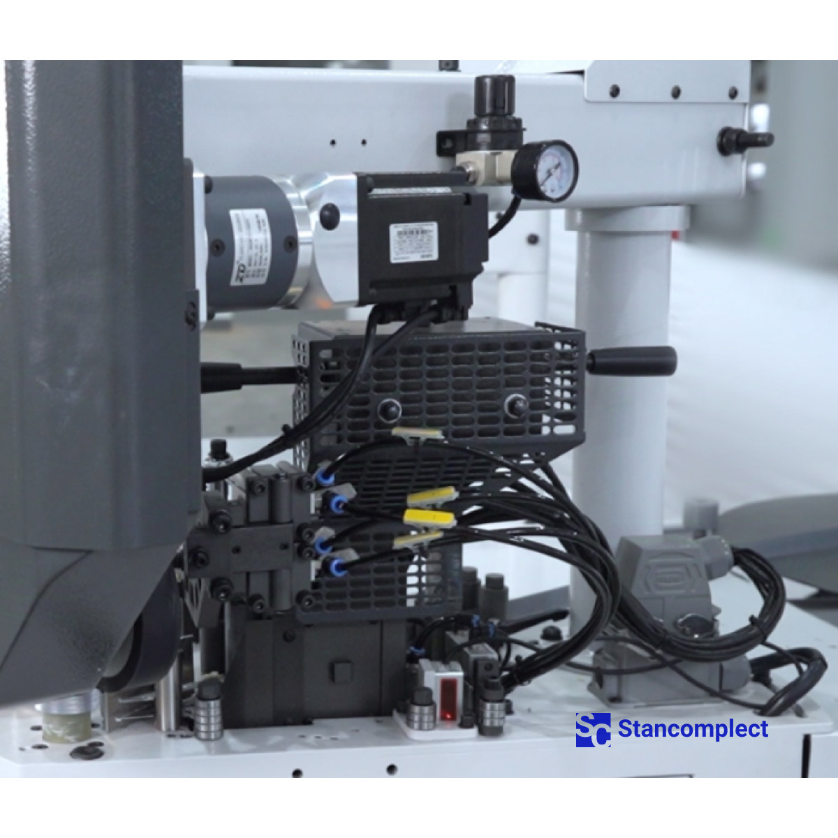 Curvilinear edge banding machine KDT-305MC with milling unit and vacuum clamping of the workpiece for PUR/EVA adhesive