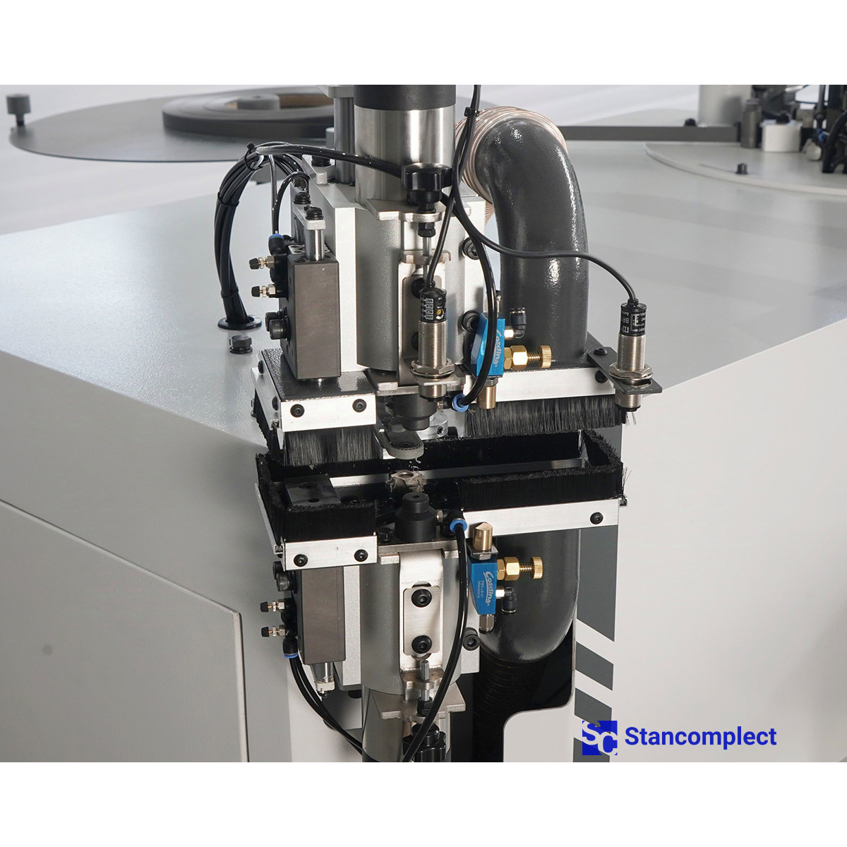 Curvilinear edge banding machine KDT-305MC with milling unit and vacuum clamping of the workpiece for PUR/EVA adhesive