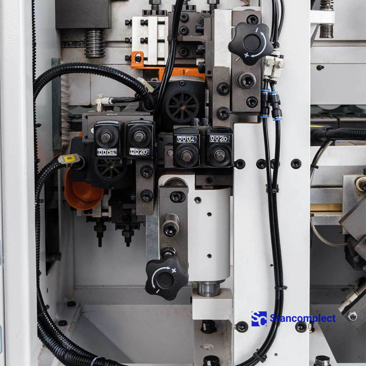 Edge banding machine KDT KE-268JSA with corner rounding unit, top glue bath and pneumatic reconfiguration of units