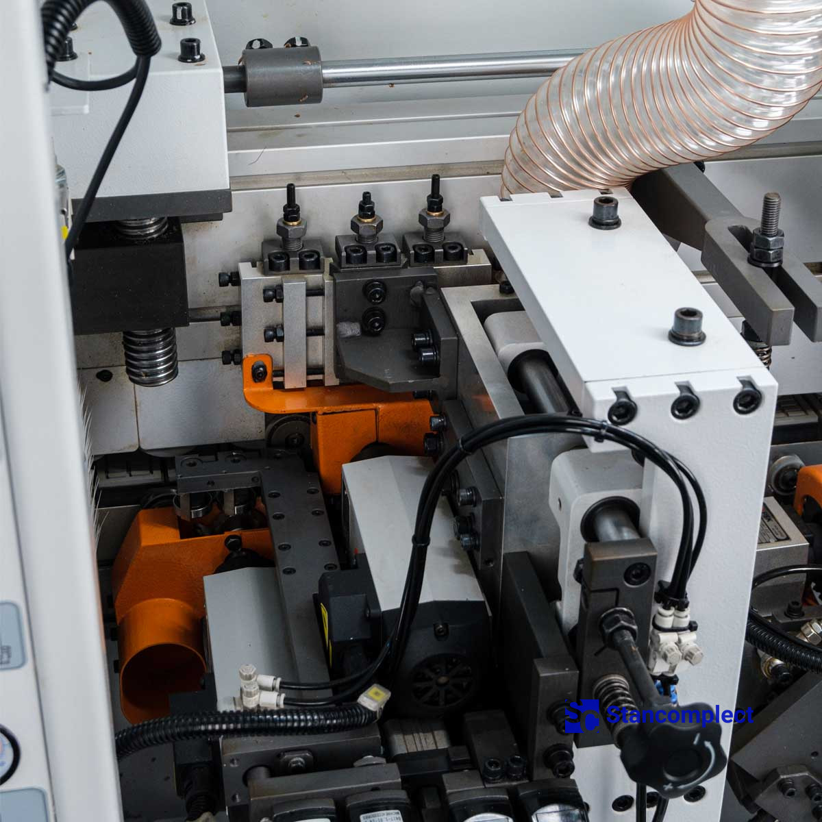 Edge banding machine KDT KE-268JSA with corner rounding unit, top glue bath and pneumatic reconfiguration of units