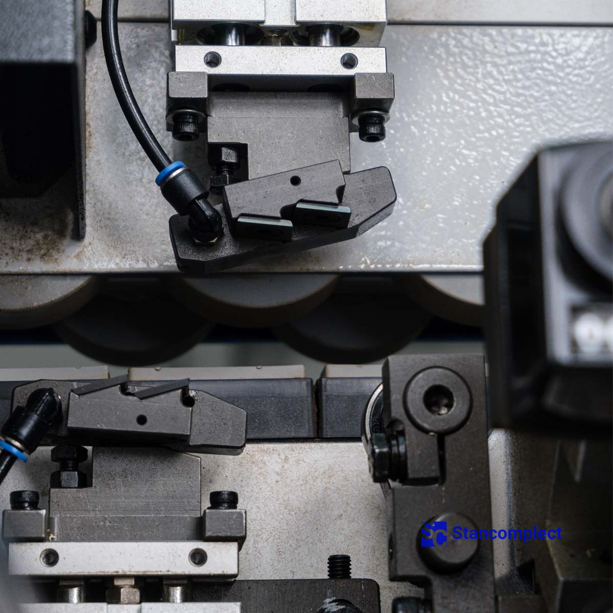 Edge banding machine KDT KE-268JSA with corner rounding unit, top glue bath and pneumatic reconfiguration of units