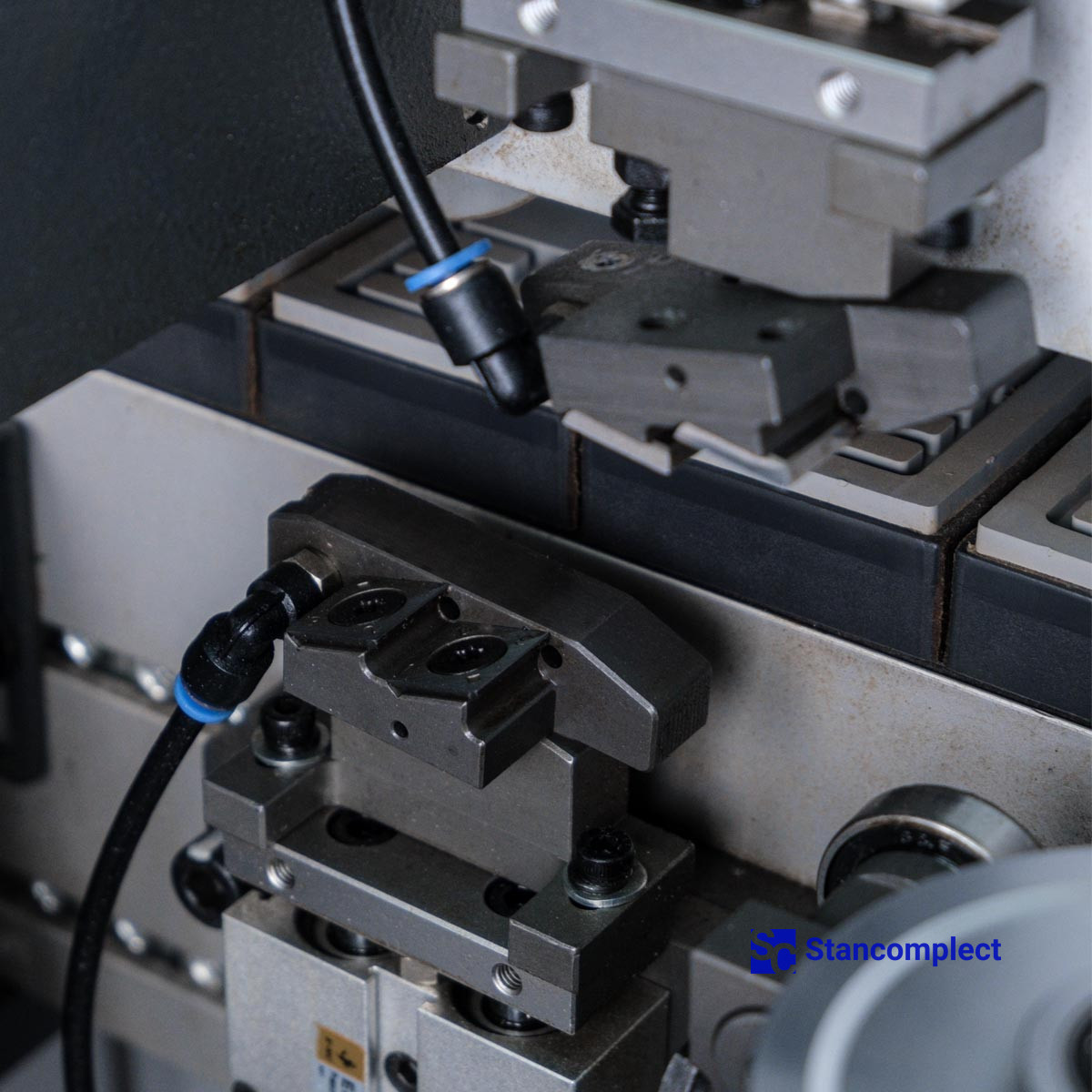 Edge banding machine KDT KE-268JSA with corner rounding unit, top glue bath and pneumatic reconfiguration of units