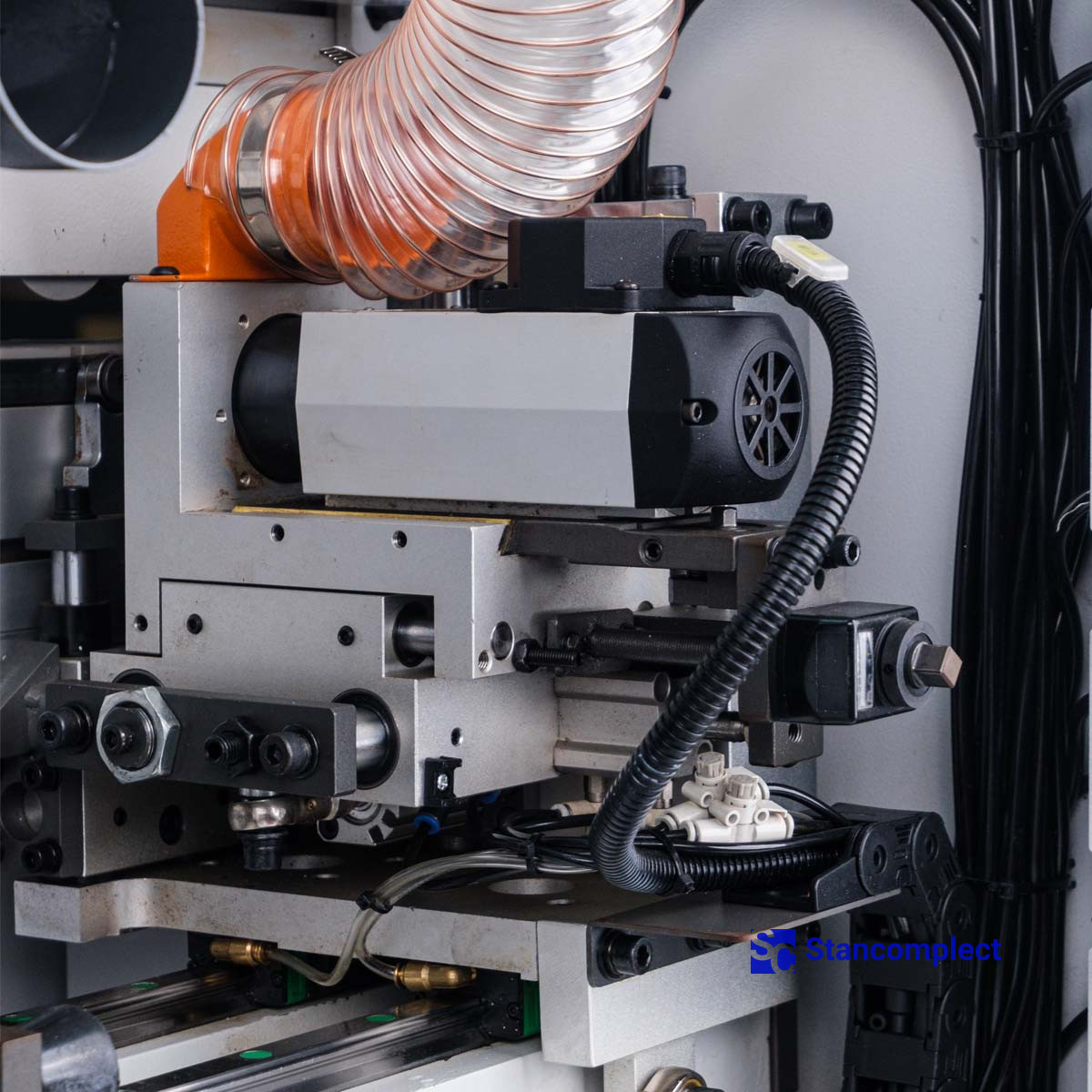 Edge banding machine KDT KE-268JSA with corner rounding unit, top glue bath and pneumatic reconfiguration of units