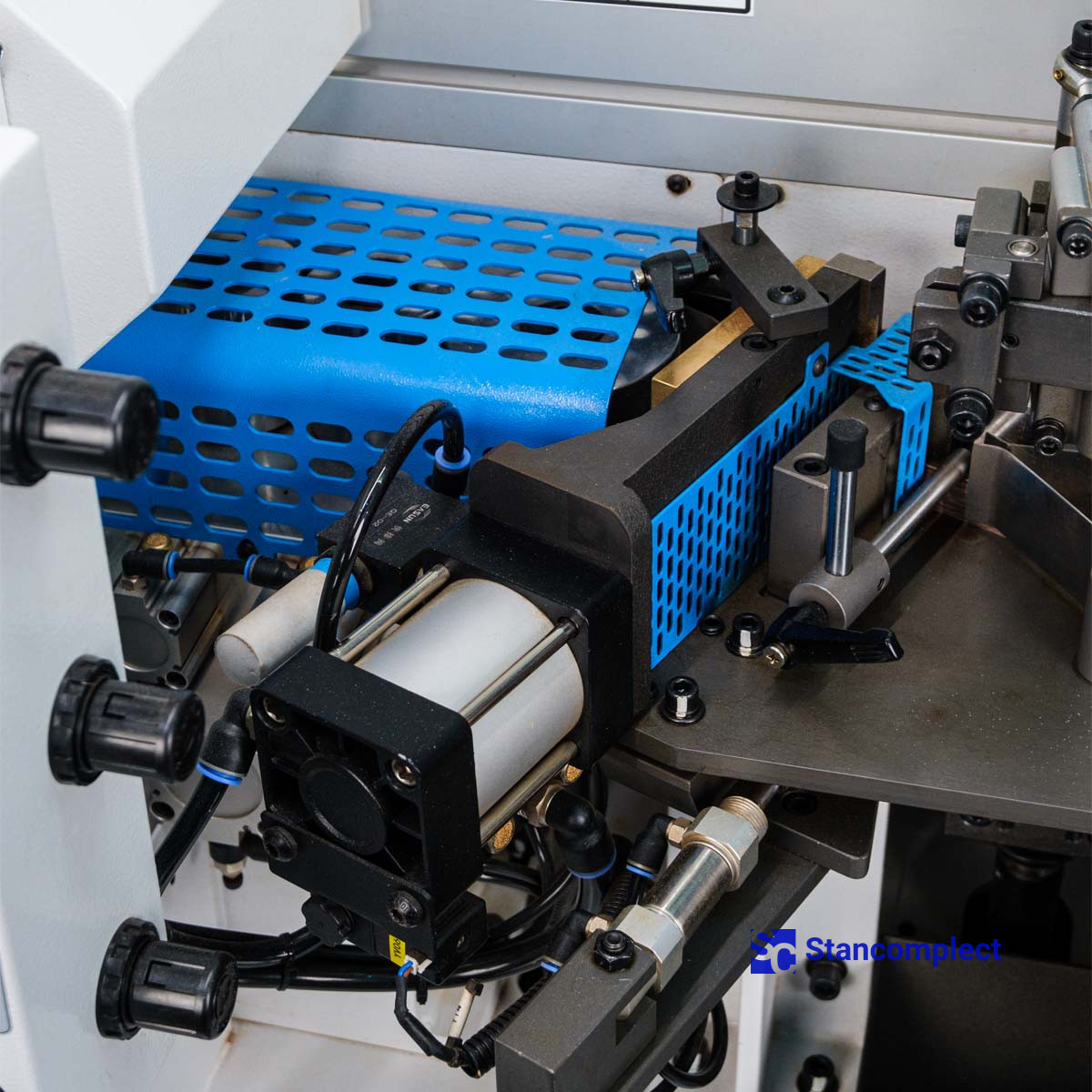 Edge banding machine KDT KE-268JSA with corner rounding unit, top glue bath and pneumatic reconfiguration of units