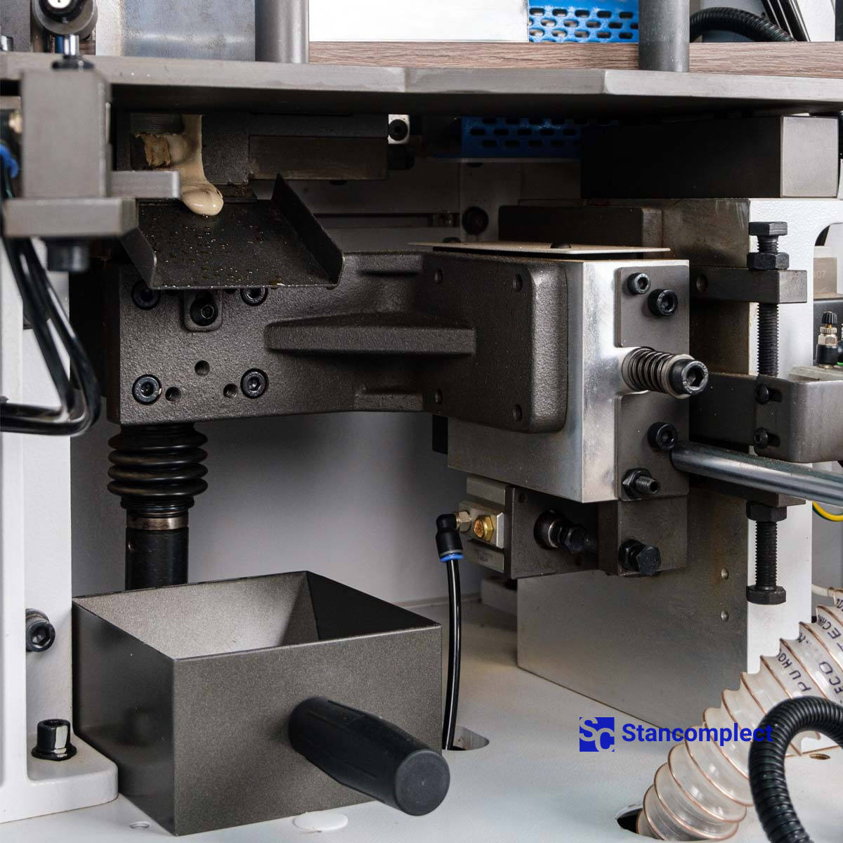 Edge banding machine KDT KE-268JSA with corner rounding unit, top glue bath and pneumatic reconfiguration of units