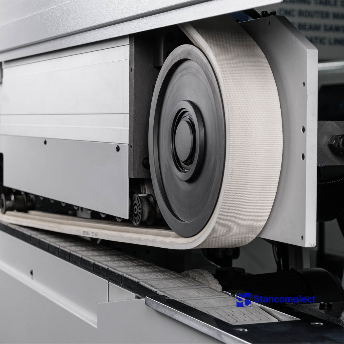 Edge banding machine KDT KE-710BTC4 with full servo adjustment and edge magazine