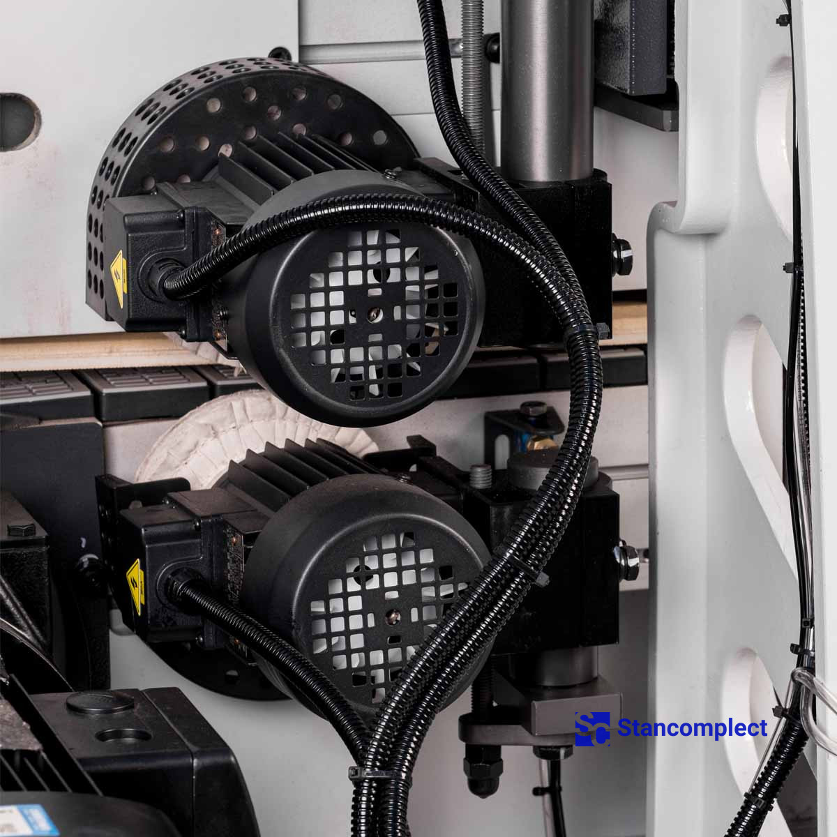 Edge banding machine KDT KE-710BTC4 with full servo adjustment and edge magazine