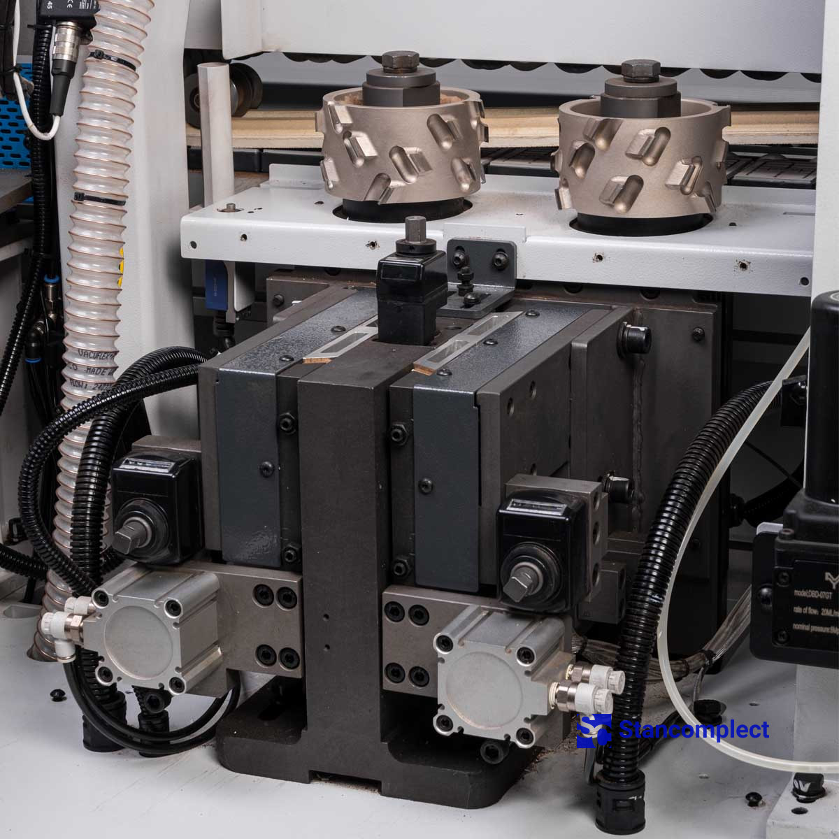 Edge banding machine KDT KE-710BTC4 with full servo adjustment and edge magazine