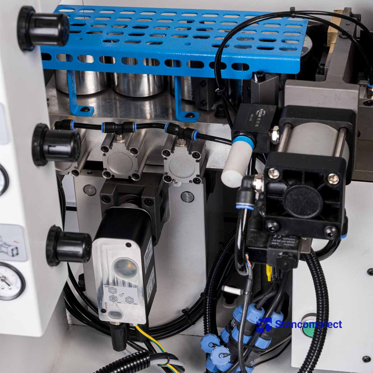 Edge banding machine KDT KE-710BTC4 with full servo adjustment and edge magazine