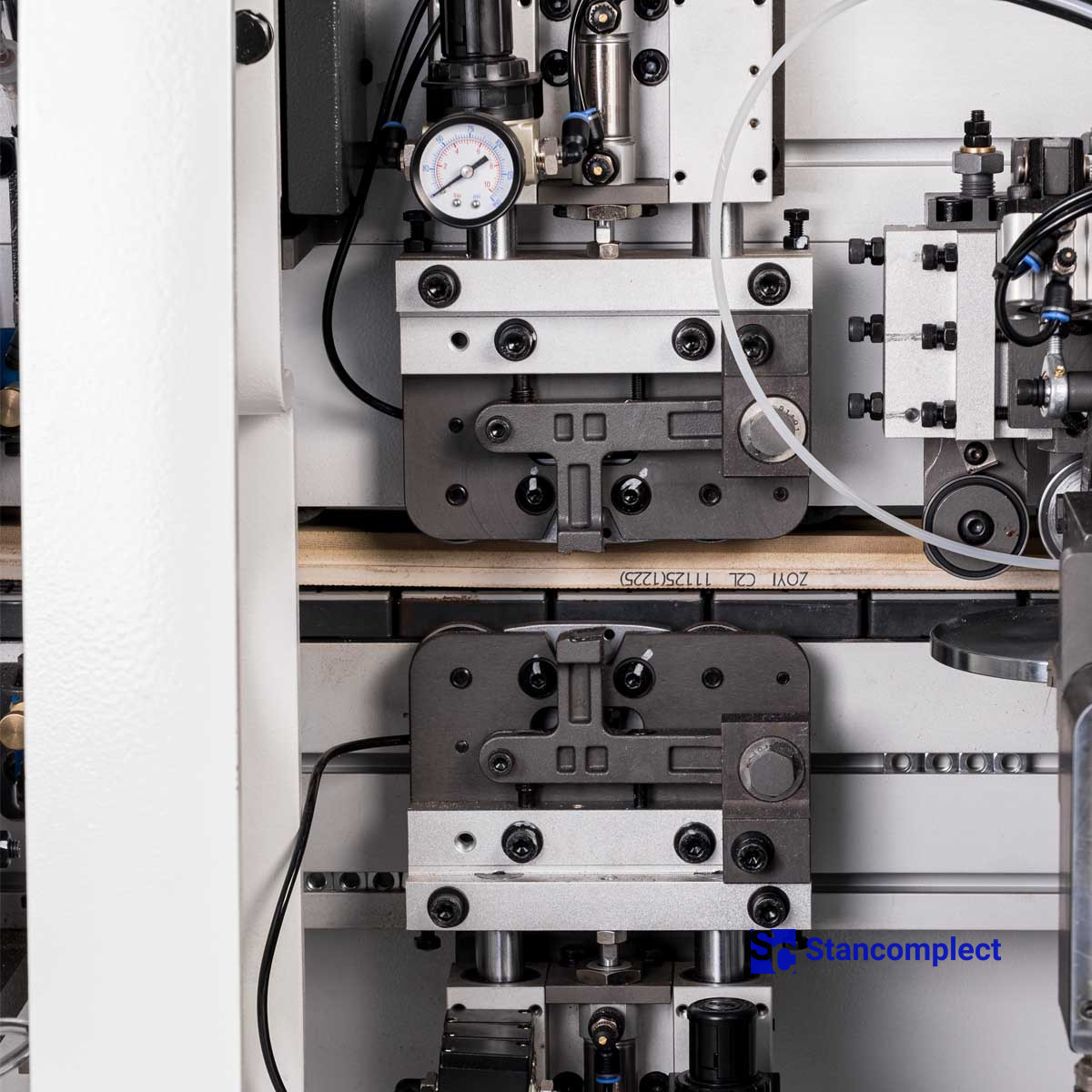 Edge banding machine KDT KE-710BTC4 with full servo adjustment and edge magazine