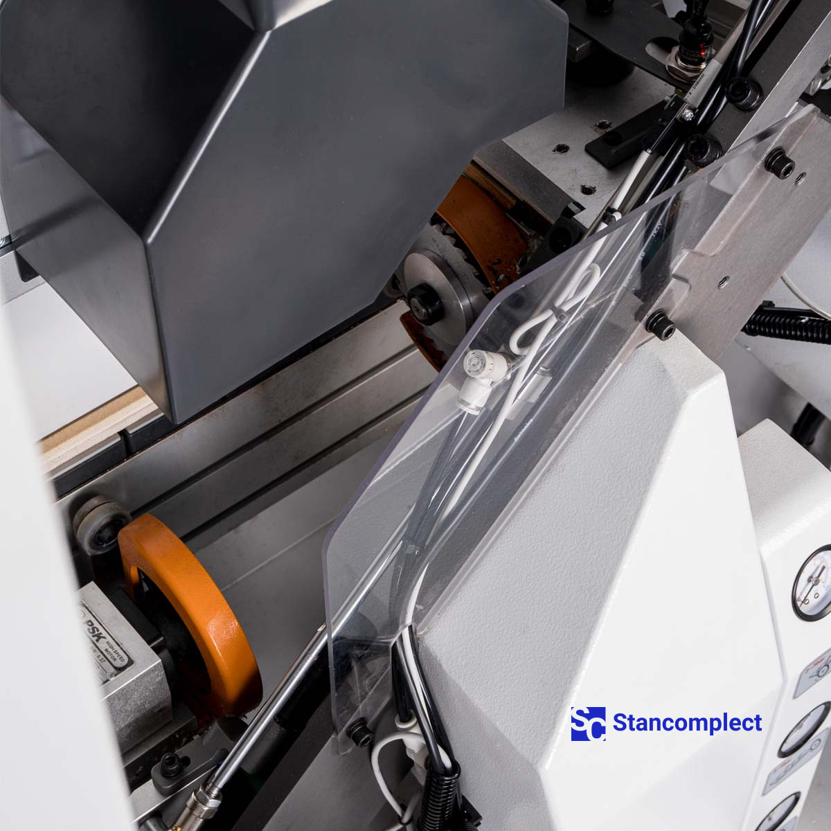 Edge banding machine KDT KE-710BTC4 with full servo adjustment and edge magazine