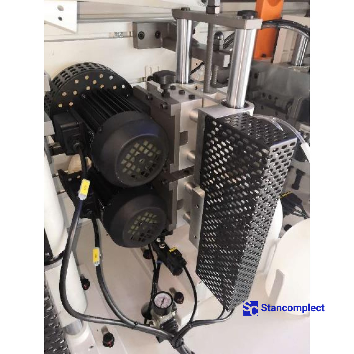 Edge banding machine KDT KE-665JSMA with a contouring unit, jointing and pneumatic reconfiguration of units