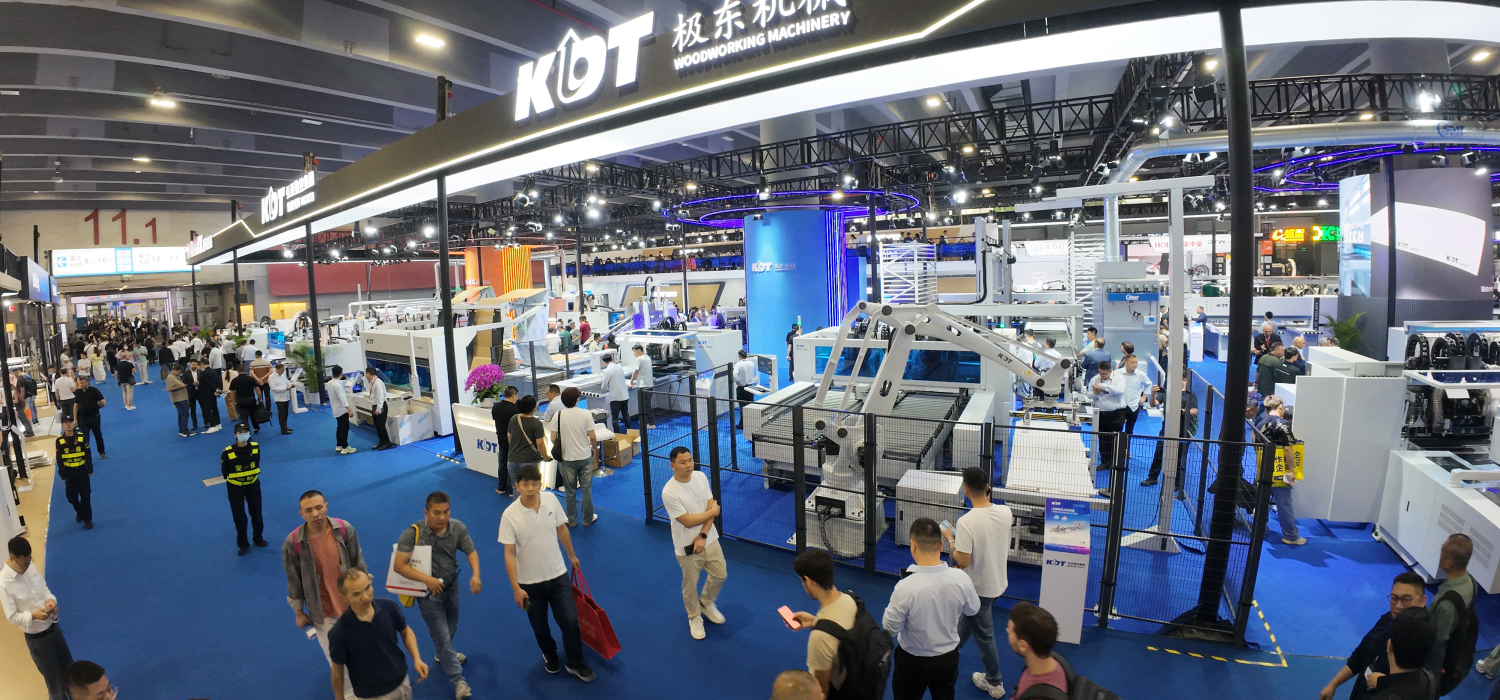 Відвідувачі біля обладнання на стенді KDT Machinery, виставка CIFF 2026