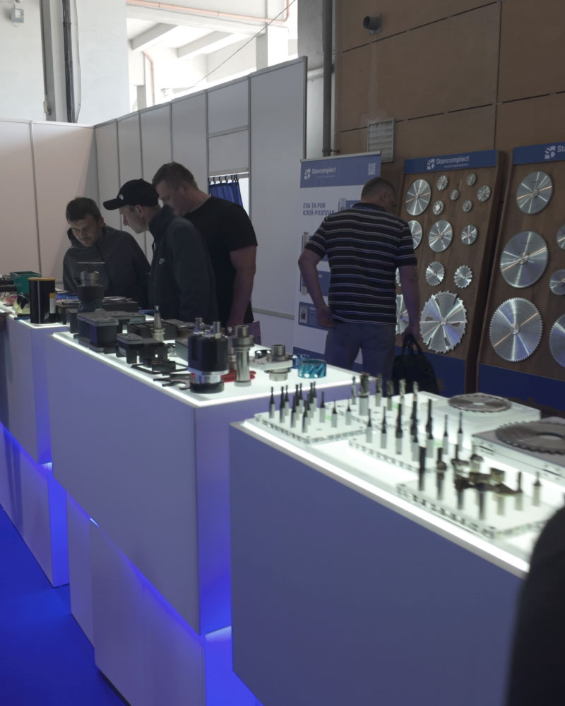 Стенди з інструментом і запчастинами