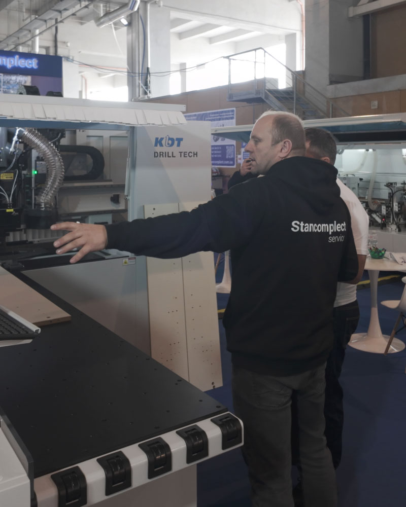 Свердлильний центр з ЧПК KD-612KHSZ на стенді компанії Станкомплект