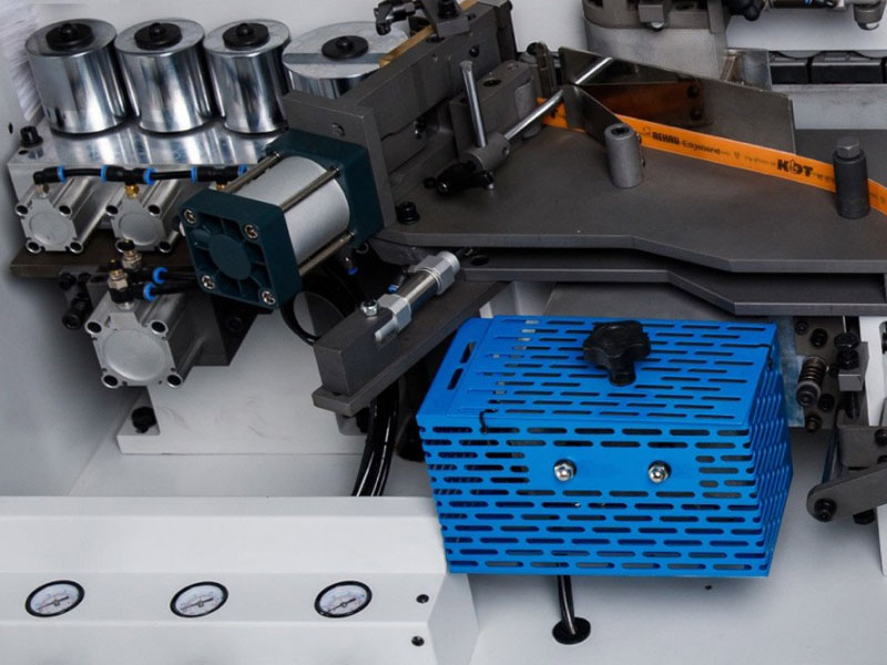 Glue application unit with bottom glue pot on the KE-655JSA machine