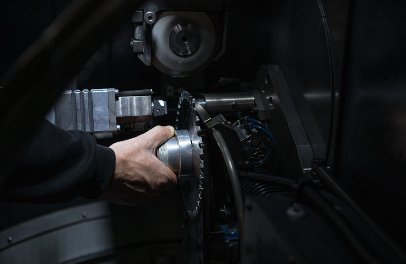 Installing a circular saw in the machine