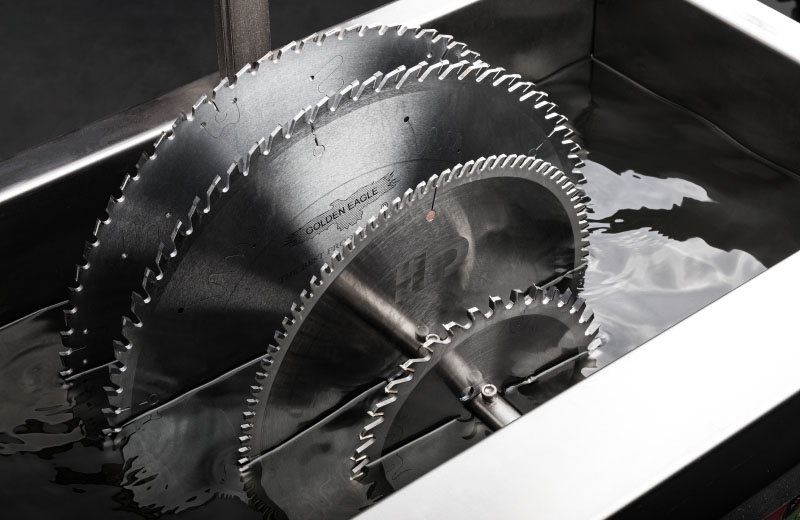 Circular saws in an ultrasonic bath