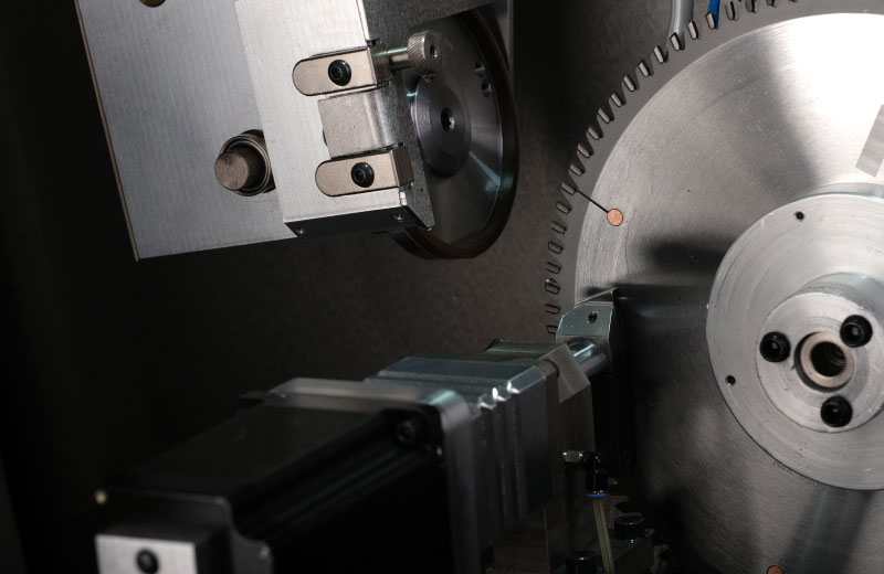 Circular saw in the saw sharpening machine