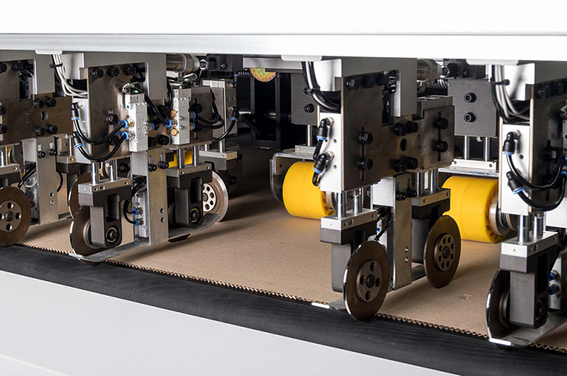 Longitudinal cutting and scoring groups