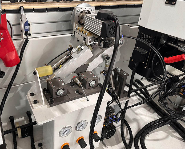 Milling unit with radius cutter for processing corners 