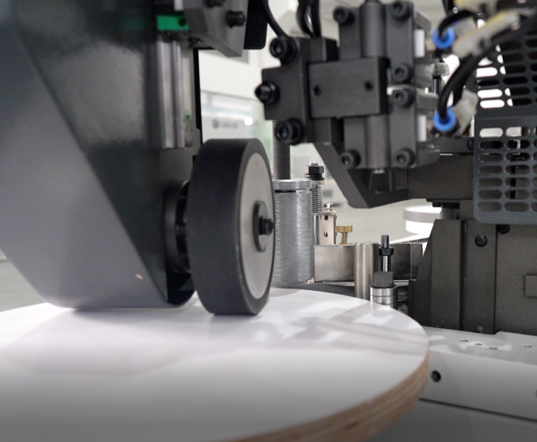 Automatic workpiece feeder