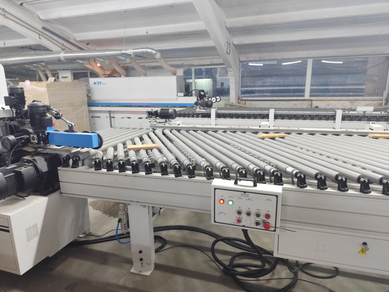 Automatizovaná čtyřstranná olepovací stanice