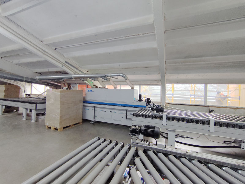 Automatizovaná čtyřstranná olepovací stanice