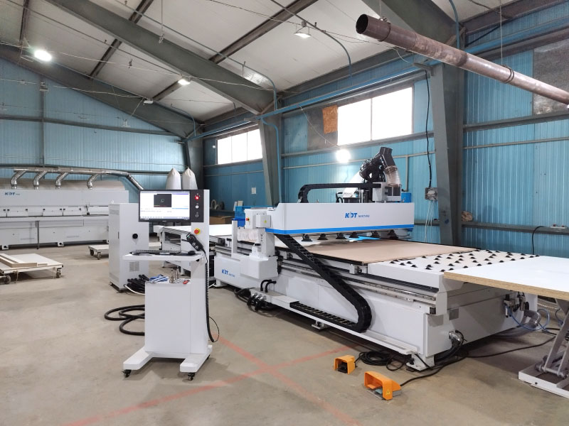 Automatic cutting line based on KN-3710DE CNC machining center