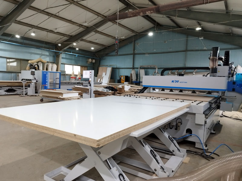 Automatic cutting line based on KN-3710DE CNC machining center